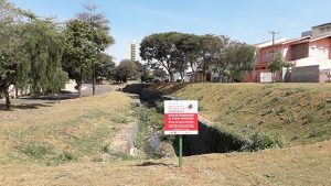 Bairro Chapadão placa carrapato praça ademar barbosa