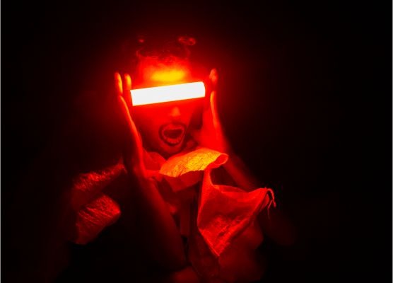 MONSTRA, de Victor Isidro, estreia dia 11 de agosto, na Sala dos Toninhos 1 Espetaculo traz elementos sensoriais para mostrar a transformacao de um corpo dentro de um universo ficcional inspirado no fundo do oceano