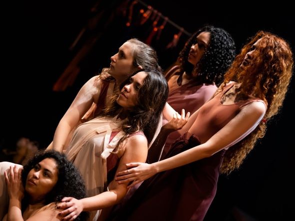 Teatro Castro Mendes tem apresentação de peça baseada em histórias de mulheres
