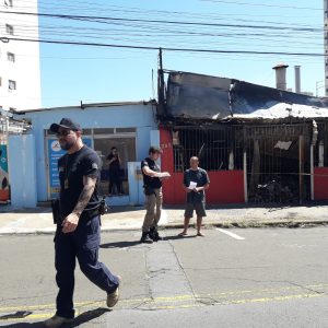 Idalvos Policiais conversam com vizinhos