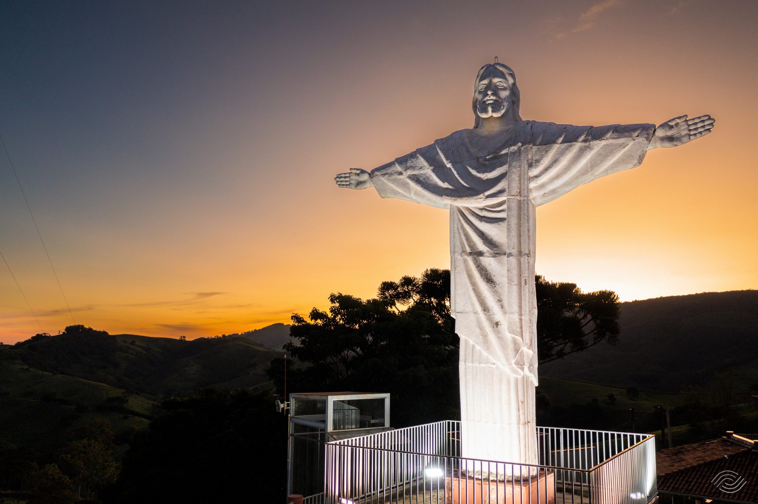 Pôr do sol na terra e no ar em Socorro encanta no inverno