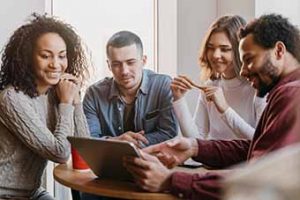 Paguei todas as dívidas, mas ainda não consegui crédito! Por que isso acontece? 1 Jovens encontram desafios no mercado de tralaho Divulgacao