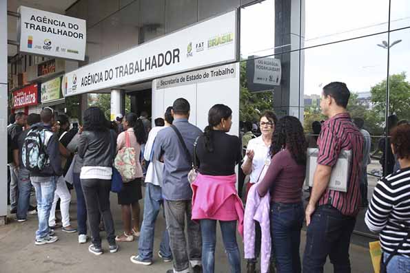Desemprego no Brasil recua a 7,9% no trimestre encerrado em julho