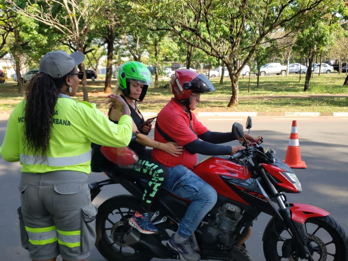 Blitz na avenida Theodureto distribui mais de 100 antenas corta-pipa a motociclistas