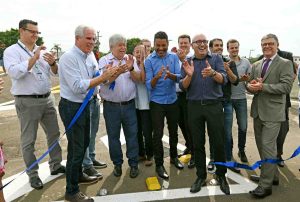 Prefeito Dario e politicos na cerimonia de abertura do acesso Carlos Bassan