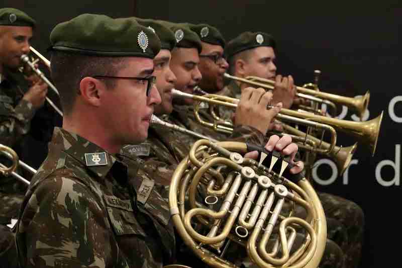 Banda da EsPCEx faz apresentação em shopping nesta quarta-feira