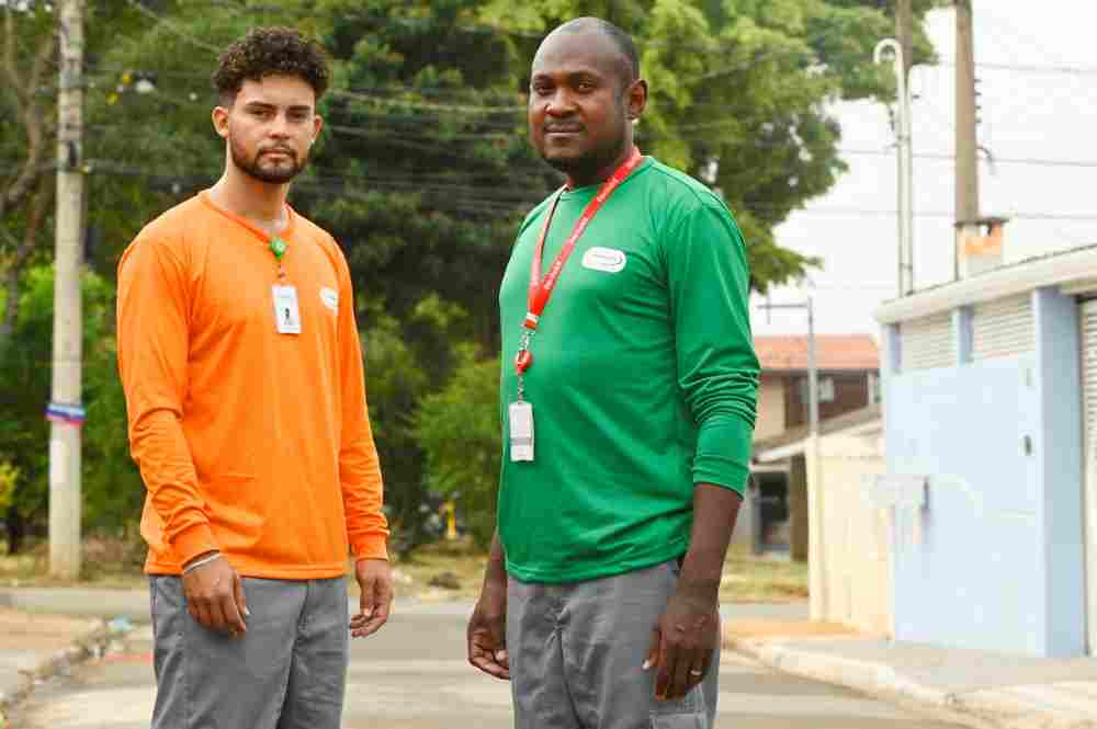 Novos uniformes da empresa que atua contra a dengue em Campinas estão nas cores laranja e verde