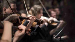 Concerto da Série Carlos Gomes traz violão e brasilidade ao palco do Teatro Castro Mendes 1 Orquestra em apresentacao Imagem Canva