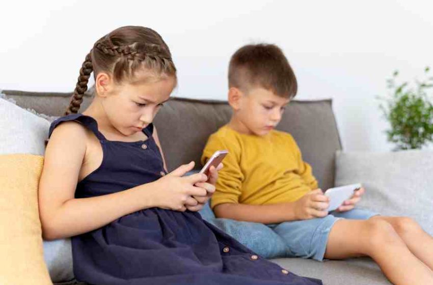 Criancas no uso de celular Divulgacao Freepik
