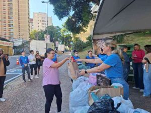 Dia D da Campanha do Agasalho Campinas 2025 arrecada quase 1,5 toneladas de doações 2 Secretaria Vandecleya Moro recebe a docacao Credito Clovis Cordeiro