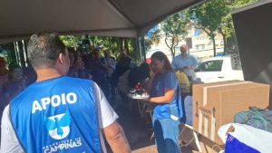 Dia D da Campanha do Agasalho Campinas 2025 arrecada quase 1,5 toneladas de doações 3 Voluntarios comemoram o sucesso da camapnha Credito Clovis Cordeiro