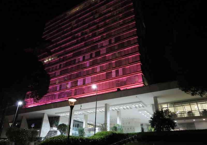 Predio do Prefeitura de Campinas esta iluminado de lilas para reforcar a campanha Divulgacao Assistencia Social