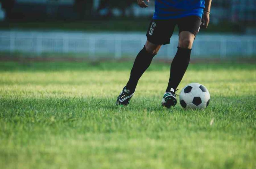 Jogador de futebol em acao freepik