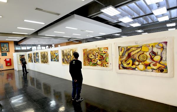 17 telas abstratas e uma figurativa