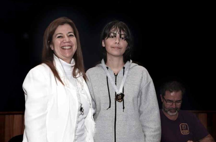 A coordenadora pedagogica da Rede Municipal de Educacao Eliana de Souza e a aluna Vanessa Cristiny Ribeiro Divulgacao PMC