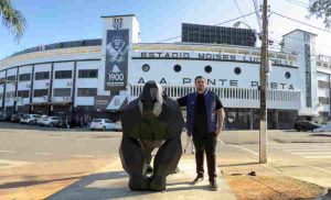 Ponte Preta faz 125 anos e ganha monumento na entrada do estádio 1 Rodrigo Zingoni ao lado do monumento em homenagem ao aniversario de 125 anos da Ponte Preta Divulgacao