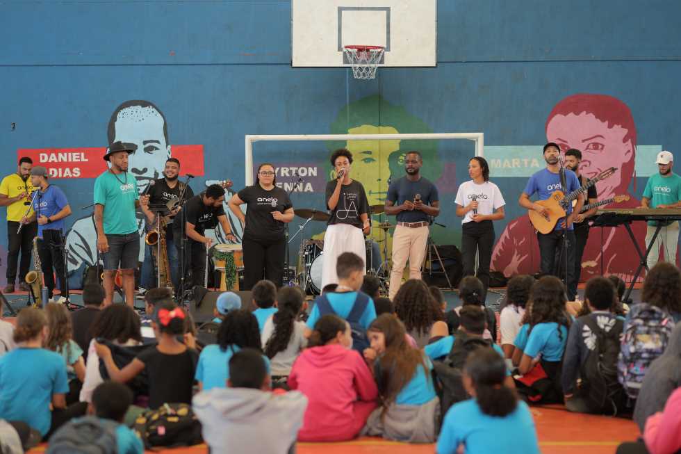 Anelo na Escola leva trilha antirracista a 16 mil alunos e lança música autoral