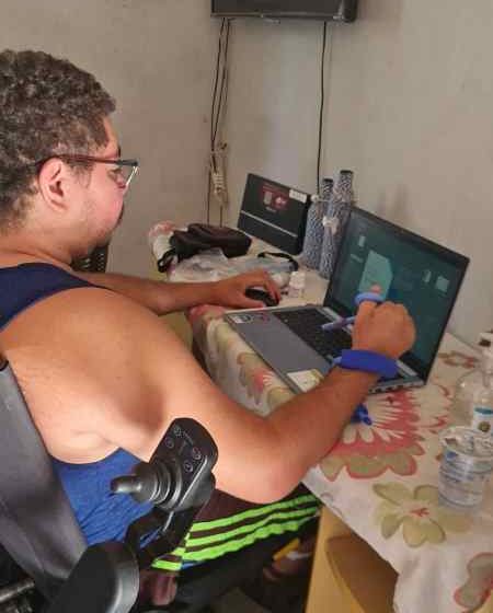 Kelvin Luan do Amaral de 28 anos morador da regiao Sul com os dispositivo adaptado Foto Marcia Maria de Oliveira