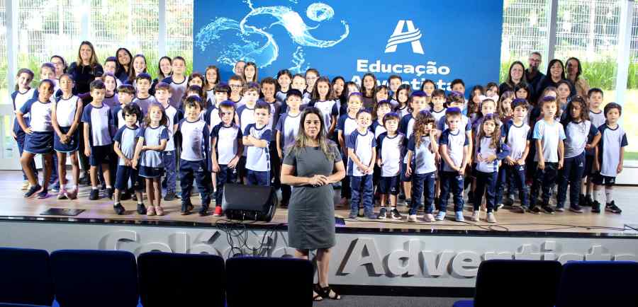 Coral natalino do Colégio Adventista faz apresentação na Praça Arautos da Paz, dia 11