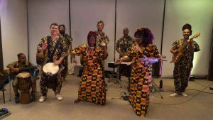 Fanta Konatê apresenta 'África Viva em Mim' na Casa de Cultura Fazenda Roseira, em Campinas 1 Fanta Konate com o Grupo Djembedon. Foto Leon Produtora
