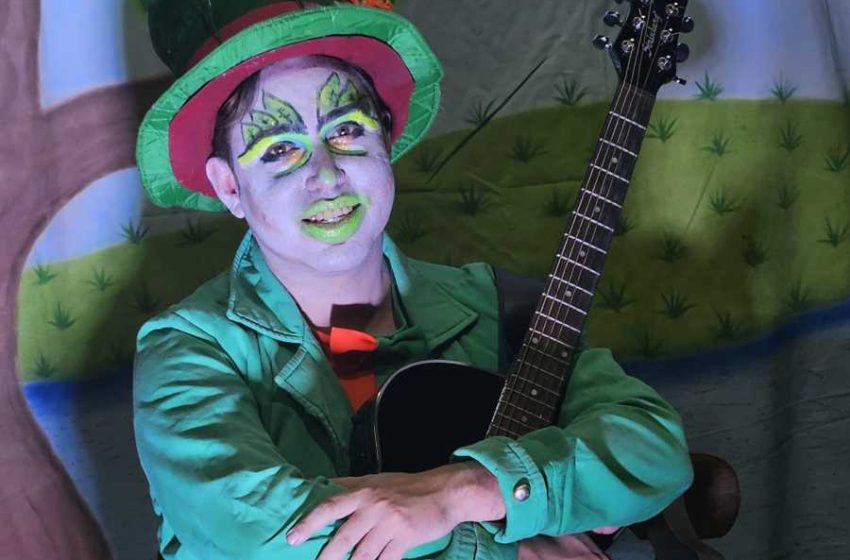 Carlos Henrique Esteves intepreta a cigarra divulgacao