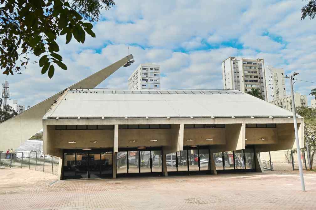Exposição”Fábio Penteado: Pétalas e Estrelas” segue até março no Centro de Convivência